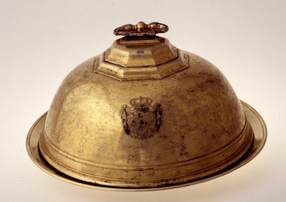 Fuente y tapador con escudo Augusto II el Fuerte, rey de Polonia y elector de Sajonia